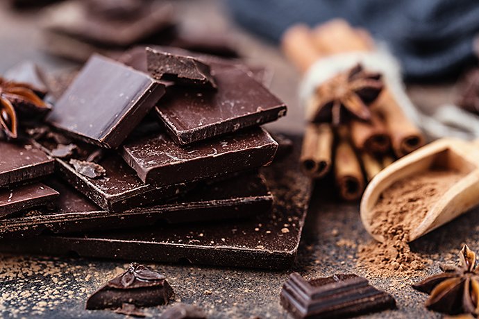 chocolate-bar-pieces-background-with-chocolate-sweet-food-photo-concept-the-chunks-of-broken-chocolate