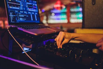 DJ