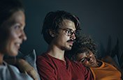 Personnes regardant un film sur un canapé