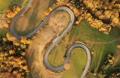 Аэроснимок извилистой сельской дороги в начале осени