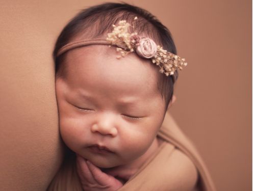 Flower Wrap Video Tutorial for Newborn Photographers - Newborn Posing